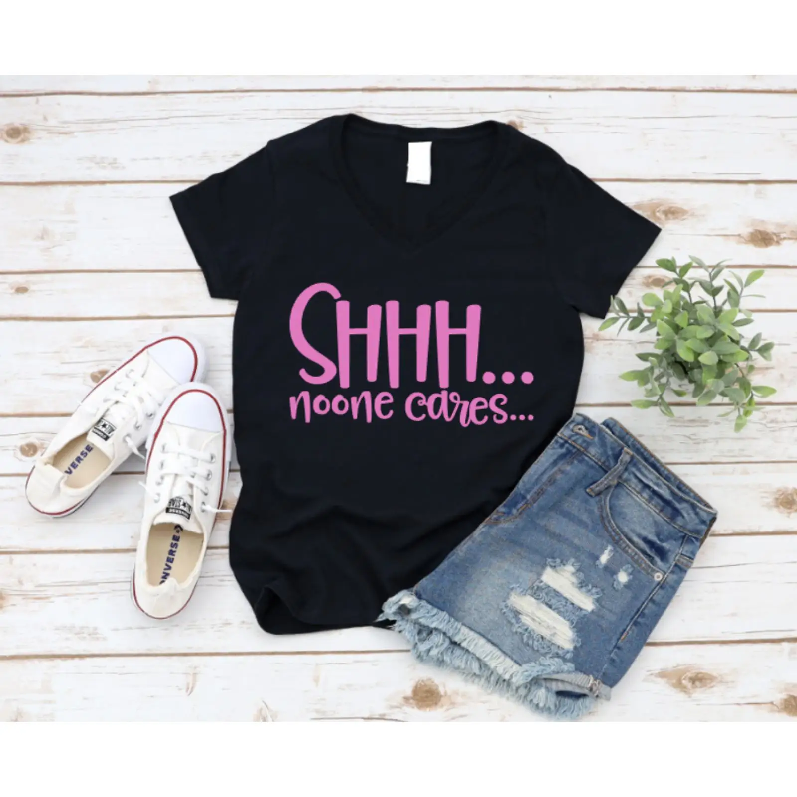 On Sneaker Care - Schwarzes T-Shirt mit rosa Schriftzug „SHHH