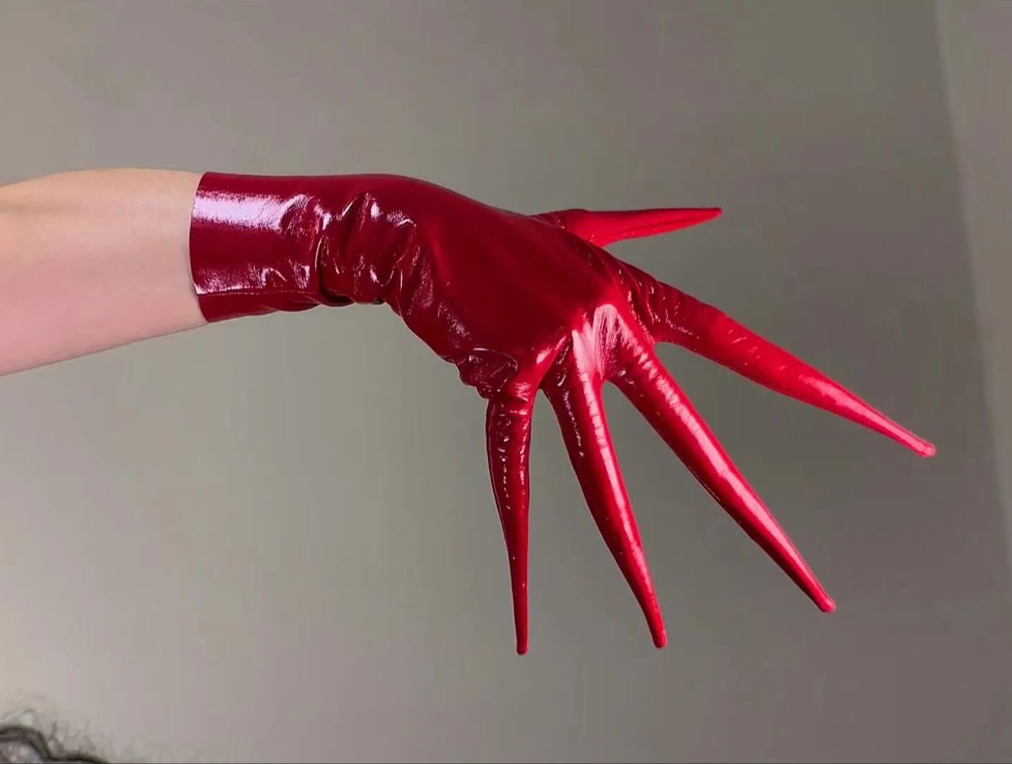 Patent Leather Shine - Glanzrote Krallenhandschuhe, gepunktete Finger, 35 cm,