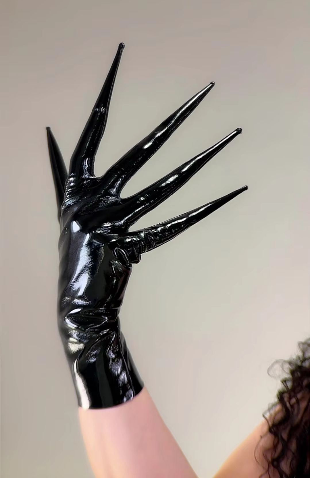 Glänzende schwarze Krallenhand – Patent Leather Shine Bewertung und Preis